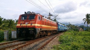 hindistan-trenlerin-ustune-gunes-panelleri-yerlestirecek