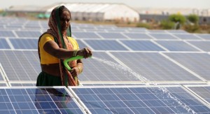 gunes-elektrigi-fiyati-hindistanda-komurun-altina-indi