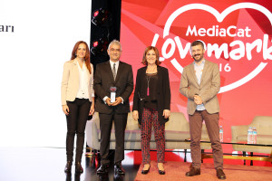 opet-bir-kez-daha-sektorunun-lovemarki-secildi