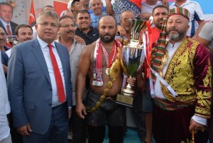 tarik-sarvan-665-tarihi-elmali-yagli-pehlivan-gureslerinin-agasi-oldu